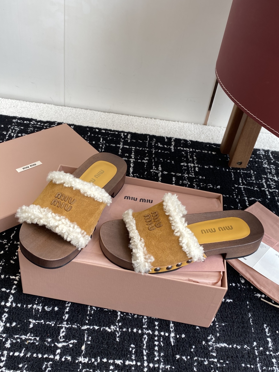 代购级
Miu Miu 25ss秋冬新款 羊毛拖鞋 鞋MiuMiu秀场适当独一无二的擦色工艺工艺来自Mi