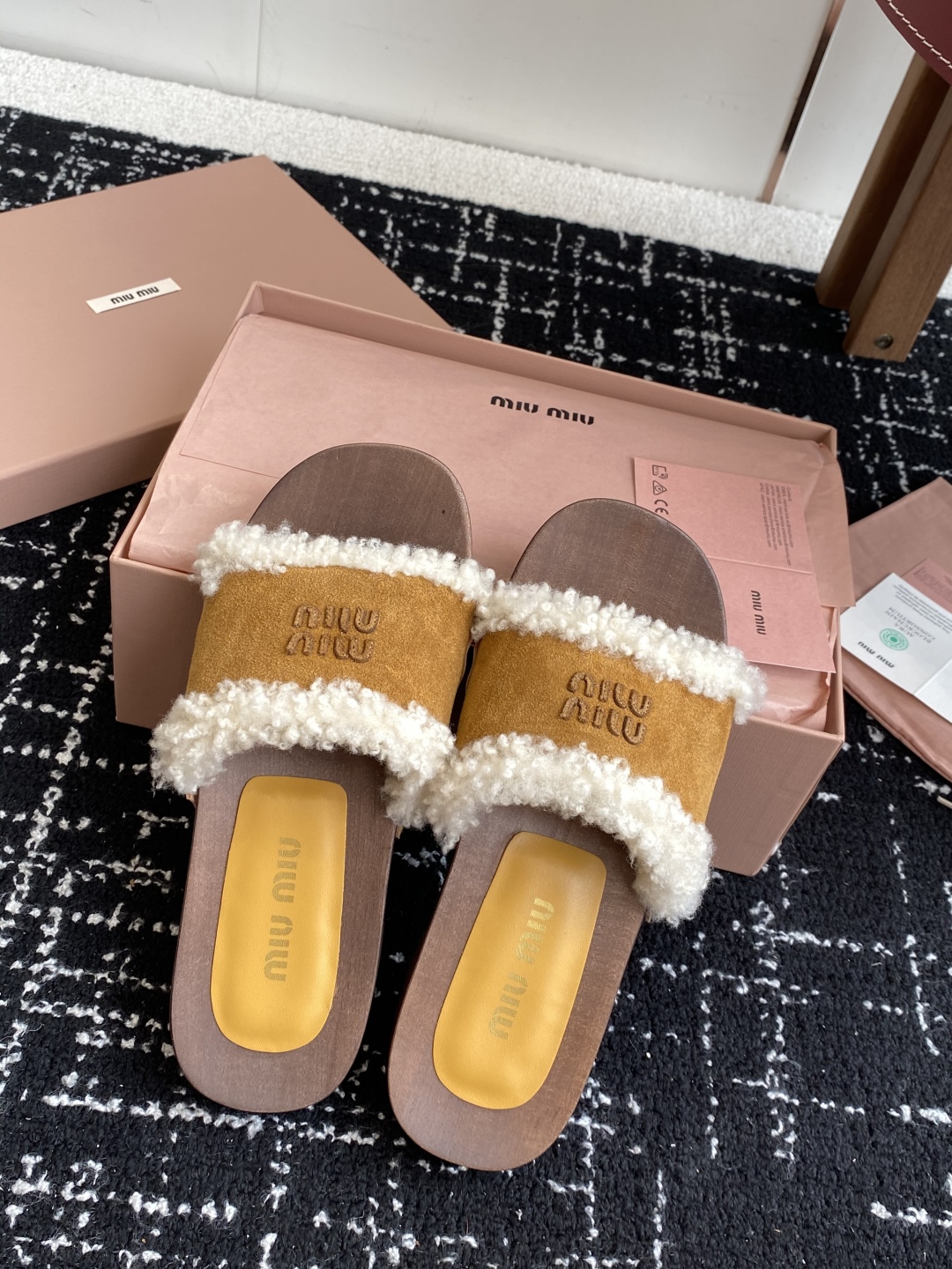 代购级
Miu Miu 25ss秋冬新款 羊毛拖鞋 鞋MiuMiu秀场适当独一无二的擦色工艺工艺来自Mi