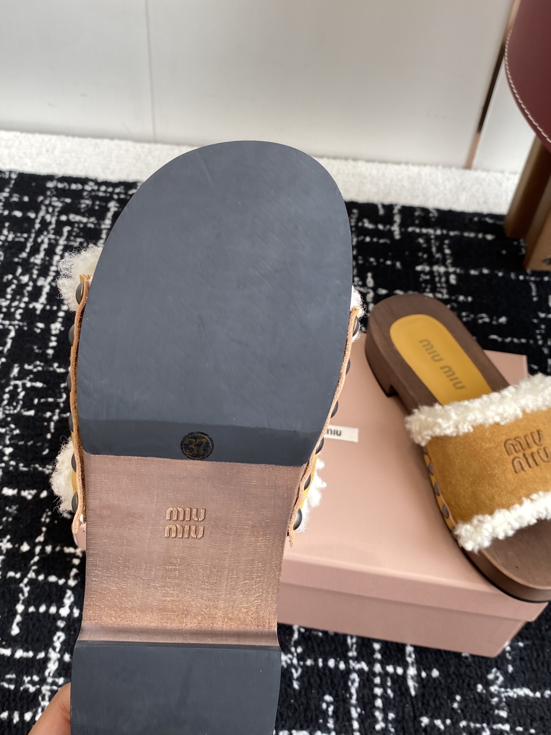 代购级
Miu Miu 25ss秋冬新款 羊毛拖鞋 鞋MiuMiu秀场适当独一无二的擦色工艺工艺来自Mi