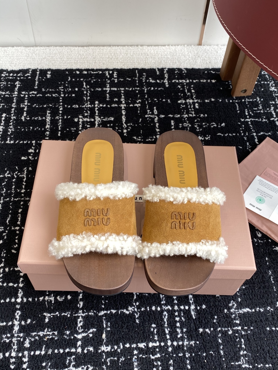 代购级
Miu Miu 25ss秋冬新款 羊毛拖鞋 鞋MiuMiu秀场适当独一无二的擦色工艺工艺来自Mi