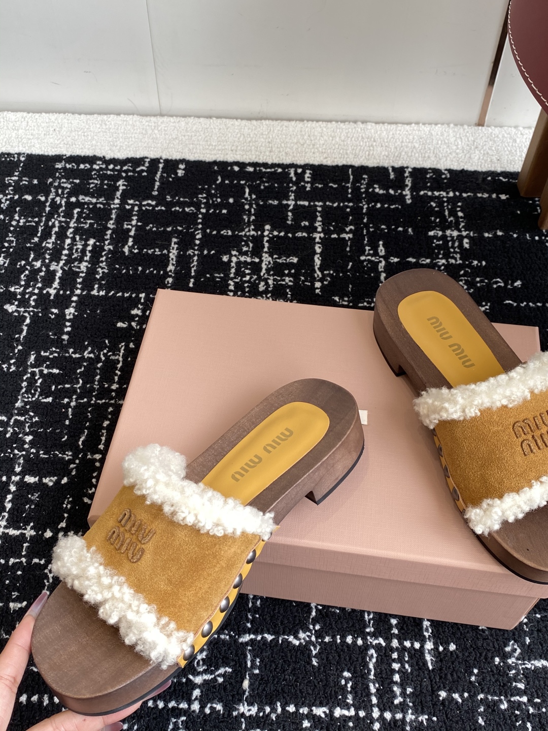 代购级
Miu Miu 25ss秋冬新款 羊毛拖鞋 鞋MiuMiu秀场适当独一无二的擦色工艺工艺来自Mi