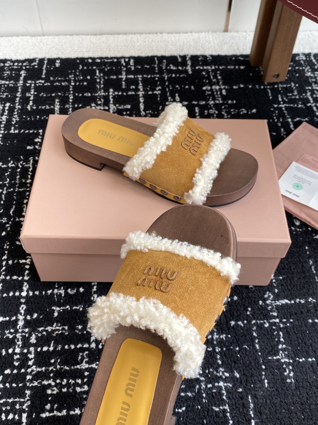代购级
Miu Miu 25ss秋冬新款 羊毛拖鞋 鞋MiuMiu秀场适当独一无二的擦色工艺工艺来自Mi