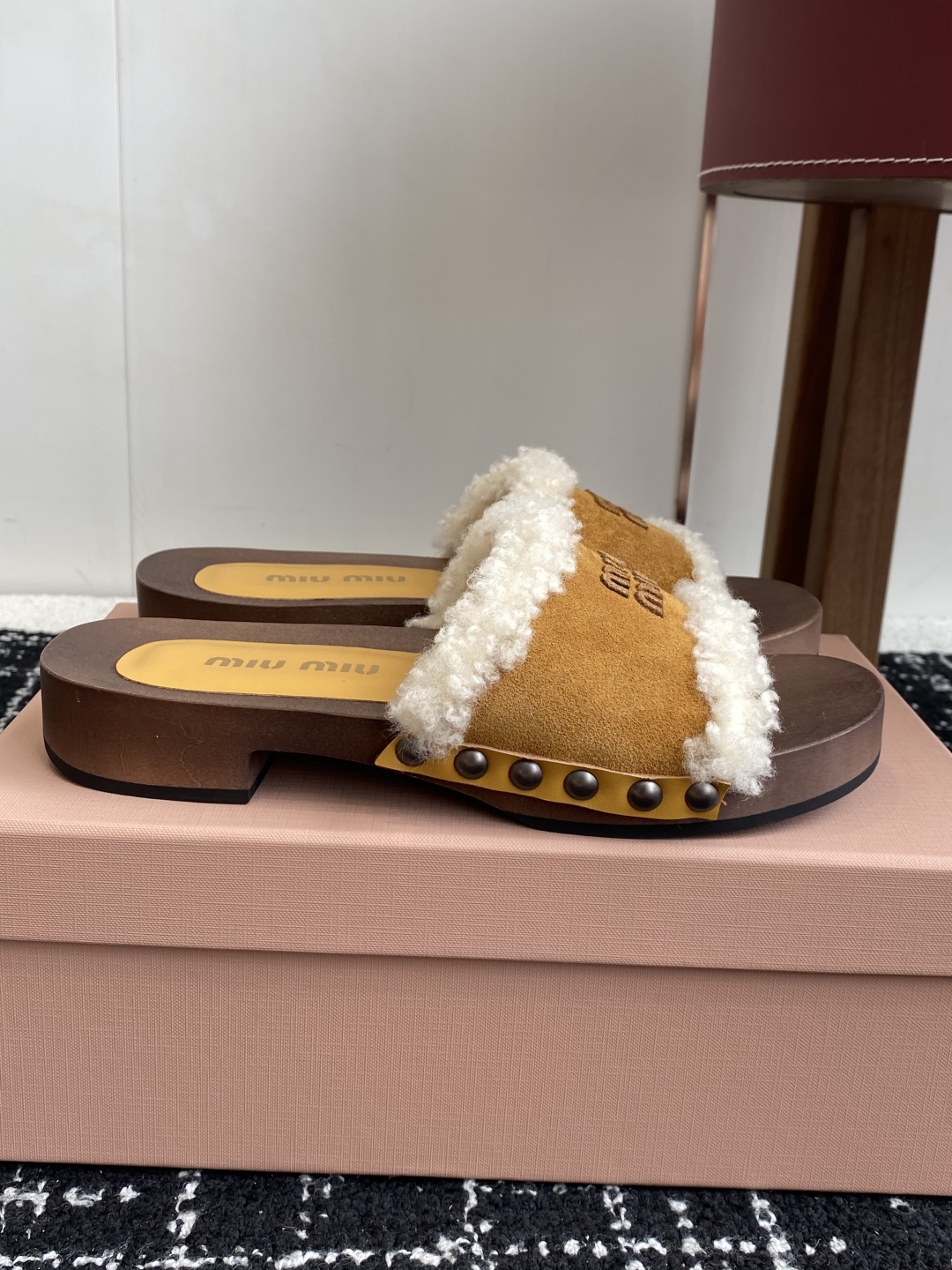 代购级
Miu Miu 25ss秋冬新款 羊毛拖鞋 鞋MiuMiu秀场适当独一无二的擦色工艺工艺来自Mi
