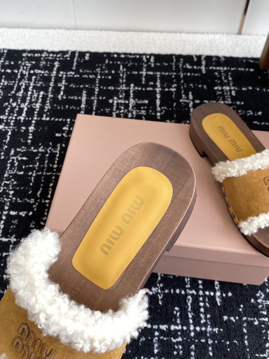 代购级
Miu Miu 25ss秋冬新款 羊毛拖鞋 鞋MiuMiu秀场适当独一无二的擦色工艺工艺来自Mi