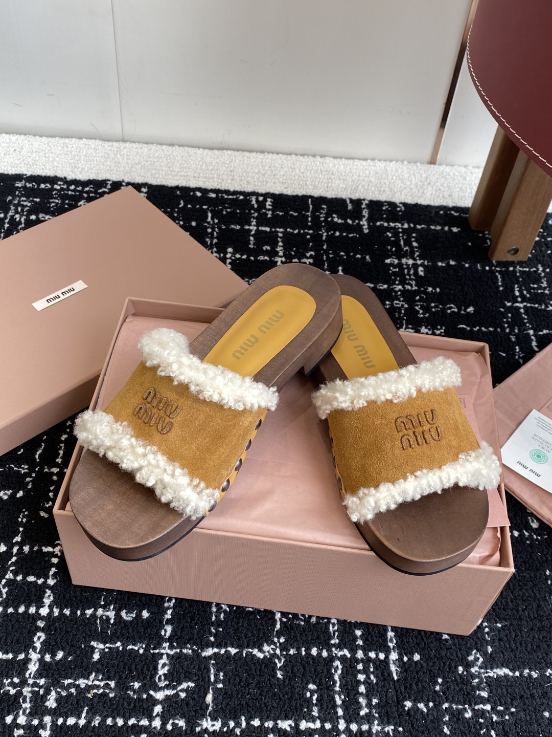 代购级
Miu Miu 25ss秋冬新款 羊毛拖鞋 鞋MiuMiu秀场适当独一无二的擦色工艺工艺来自Mi