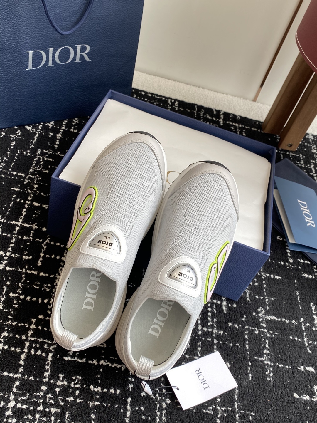 代购级
Dior迪奥 飞织印花 系列 Countdown 飞织 男款休闲运动鞋
时尚而富有运动风范 套穿