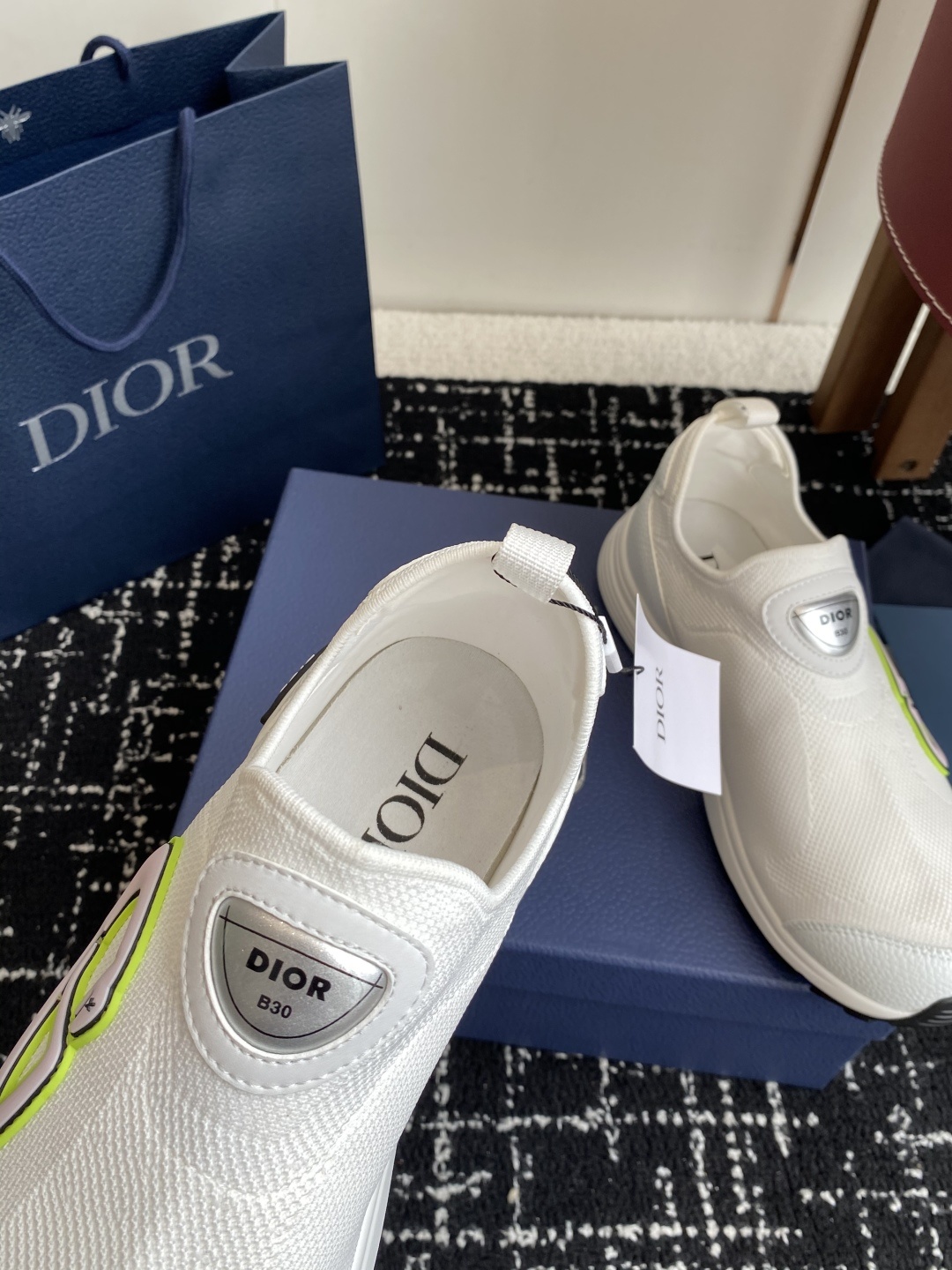 代购级
Dior迪奥 飞织印花 系列 Countdown 飞织 男款休闲运动鞋
时尚而富有运动风范 套穿