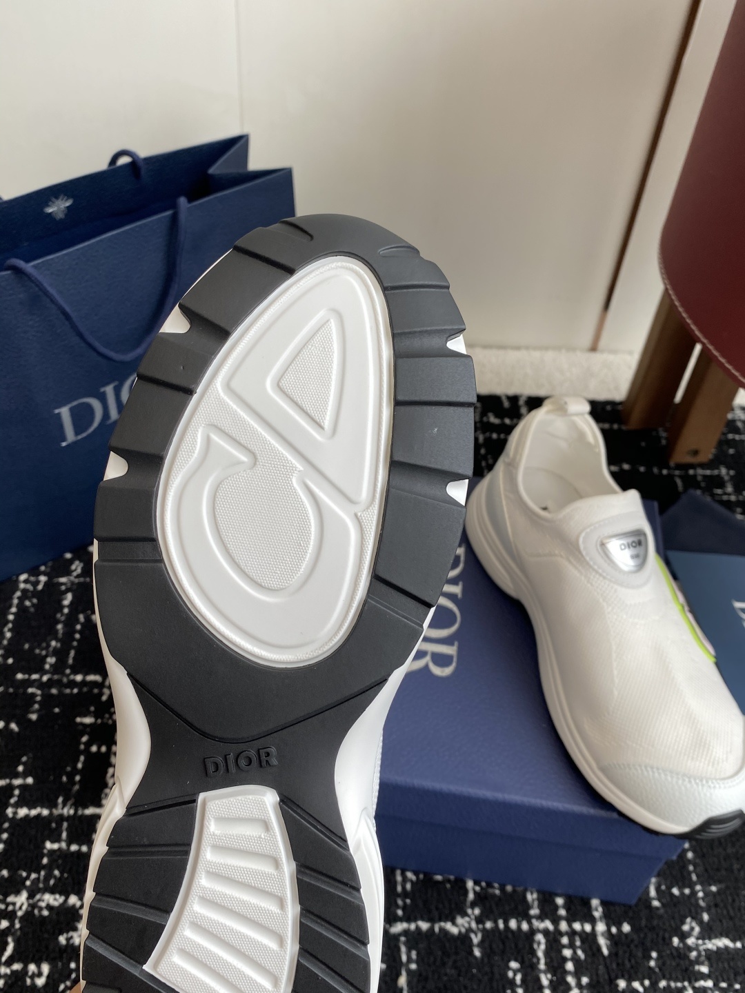 代购级
Dior迪奥 飞织印花 系列 Countdown 飞织 男款休闲运动鞋
时尚而富有运动风范 套穿