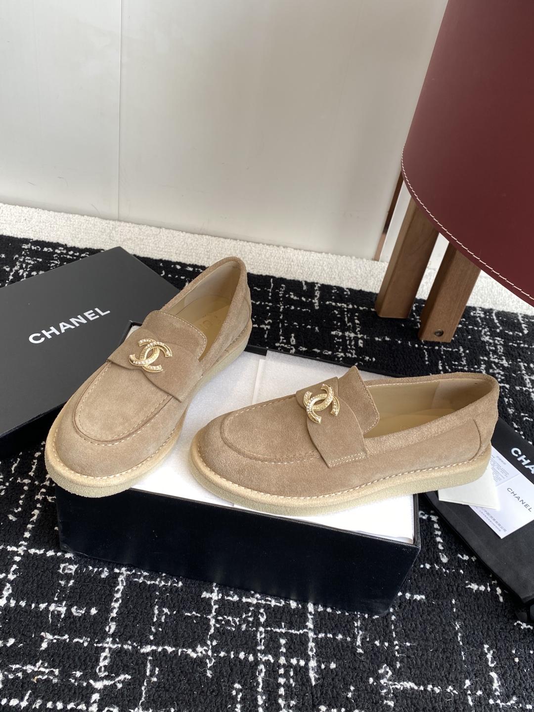 代购级
Chanel 25ss 小香 新款 双C款 乐福鞋春夏香家必备爆款

香奶奶新品乐福鞋 设计简约