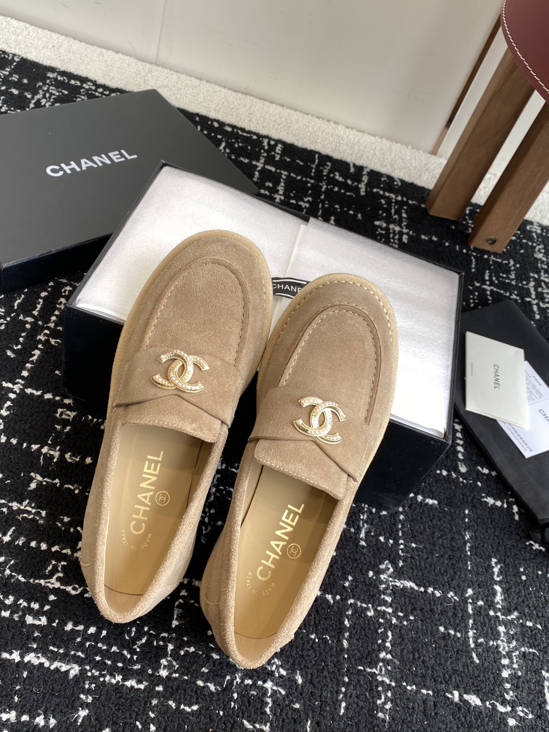代购级
Chanel 25ss 小香 新款 双C款 乐福鞋春夏香家必备爆款

香奶奶新品乐福鞋 设计简约