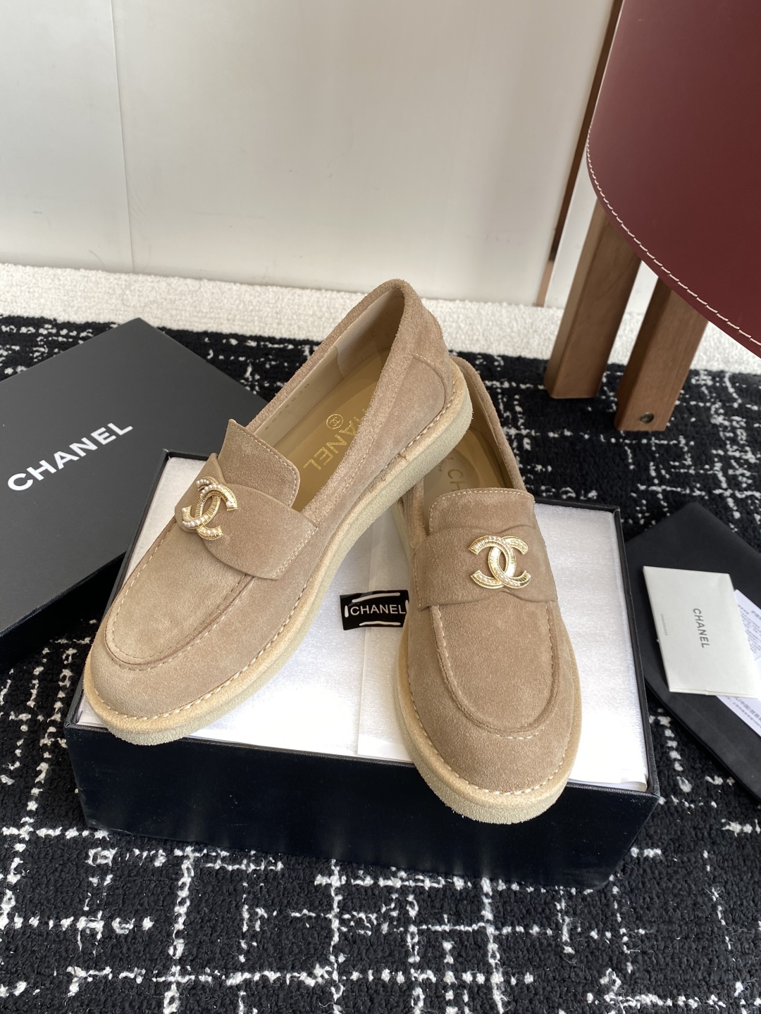 代购级
Chanel 25ss 小香 新款 双C款 乐福鞋春夏香家必备爆款

香奶奶新品乐福鞋 设计简约
