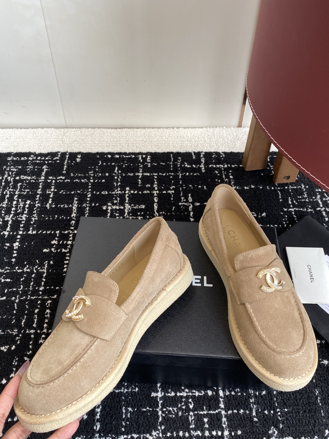 代购级
Chanel 25ss 小香 新款 双C款 乐福鞋春夏香家必备爆款

香奶奶新品乐福鞋 设计简约