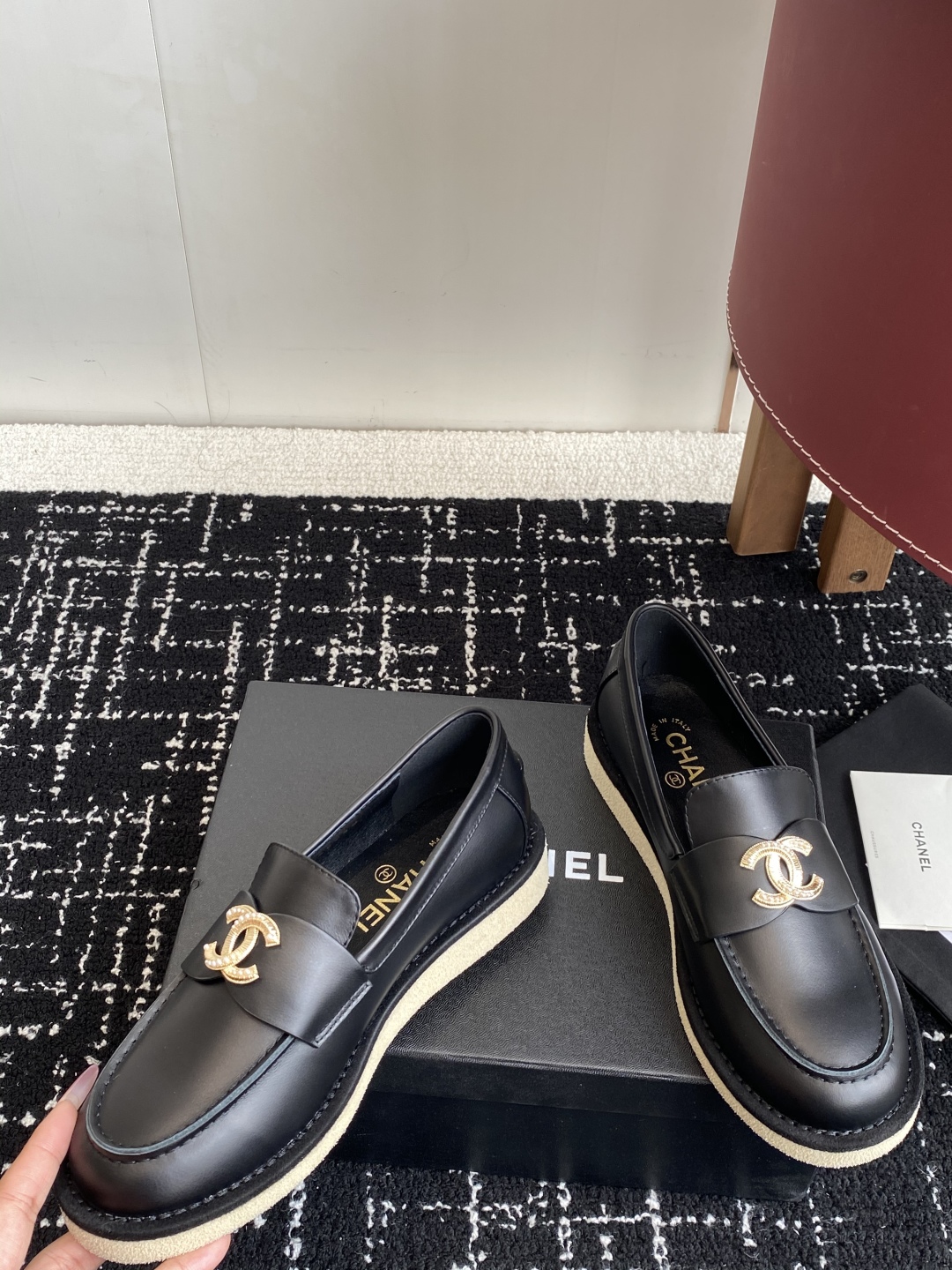 代购级
Chanel 25ss 小香 新款 双C款 乐福鞋春夏香家必备爆款

香奶奶新品乐福鞋 设计简约