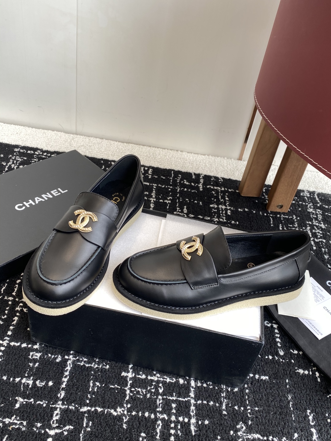 代购级
Chanel 25ss 小香 新款 双C款 乐福鞋春夏香家必备爆款

香奶奶新品乐福鞋 设计简约