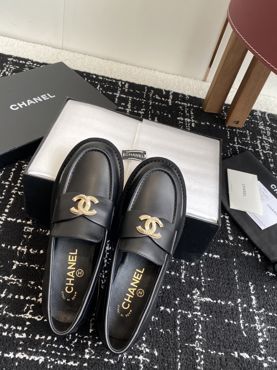 代购级
Chanel 25ss 小香 新款 双C款 乐福鞋春夏香家必备爆款

香奶奶新品乐福鞋 设计简约