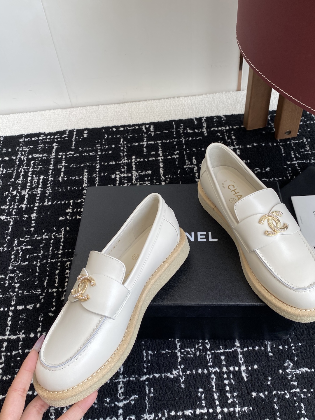 代购级
Chanel 25ss 小香 新款 双C款 乐福鞋春夏香家必备爆款

香奶奶新品乐福鞋 设计简约