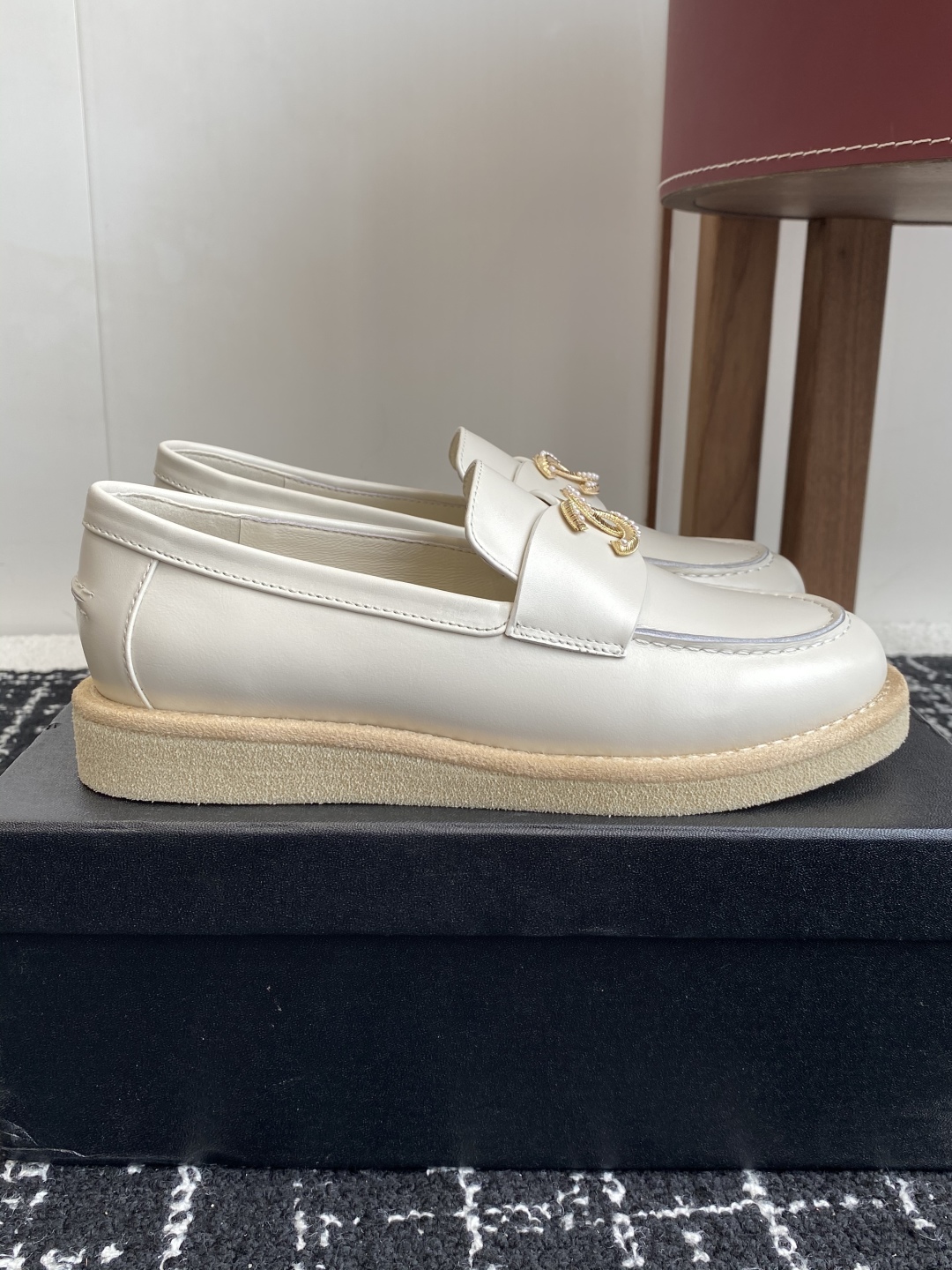 代购级
Chanel 25ss 小香 新款 双C款 乐福鞋春夏香家必备爆款

香奶奶新品乐福鞋 设计简约