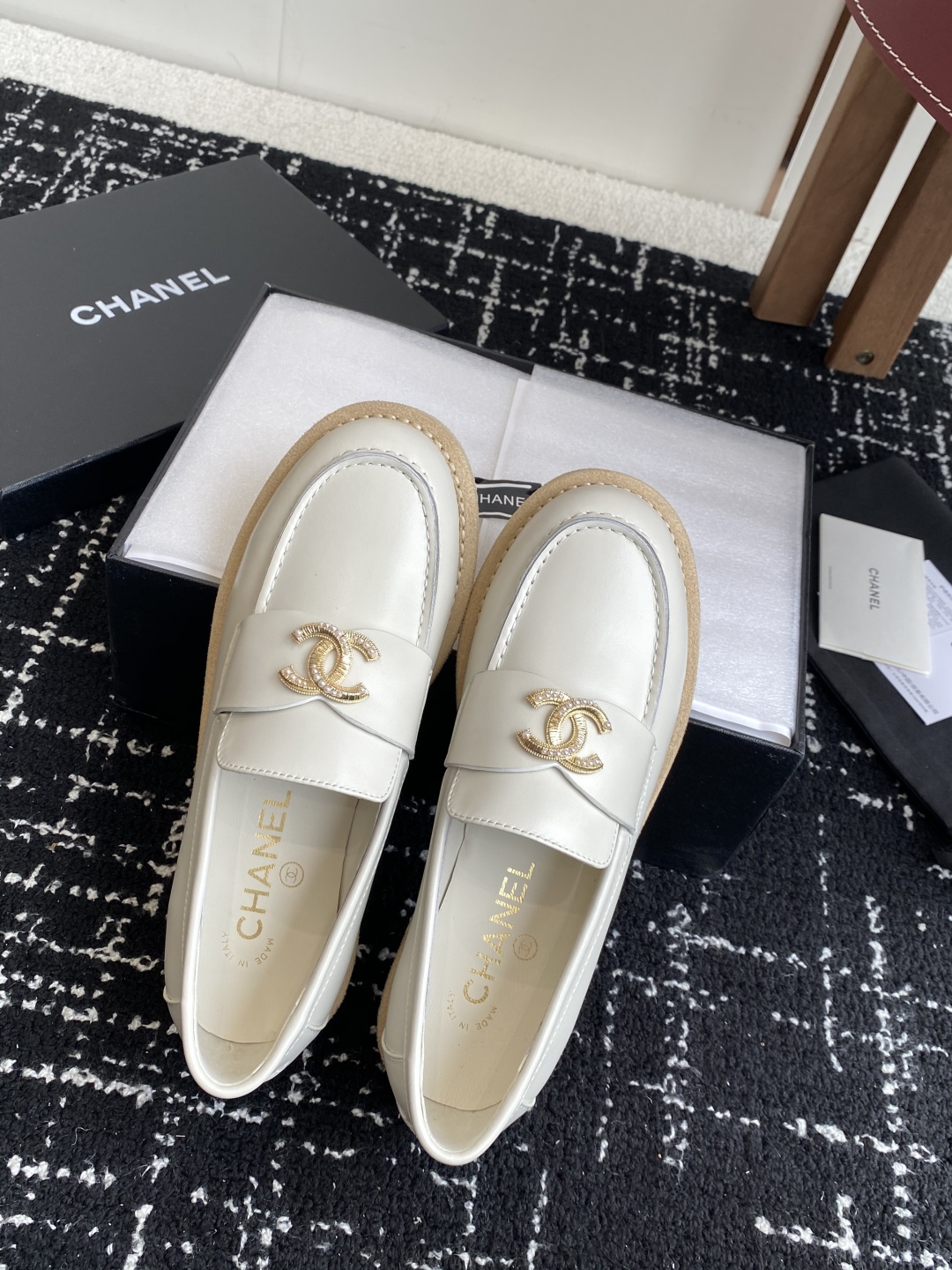 代购级
Chanel 25ss 小香 新款 双C款 乐福鞋春夏香家必备爆款

香奶奶新品乐福鞋 设计简约