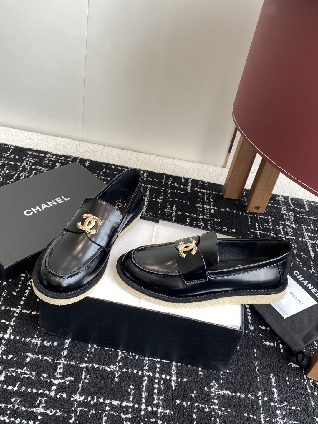 代购级
Chanel 25ss 小香 新款 双C款 乐福鞋春夏香家必备爆款

香奶奶新品乐福鞋 设计简约