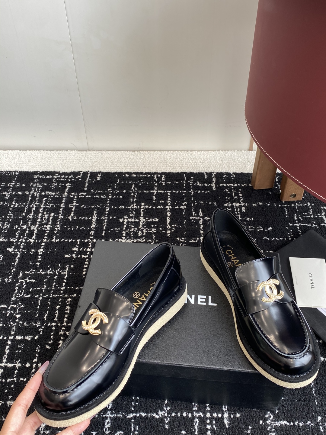代购级
Chanel 25ss 小香 新款 双C款 乐福鞋春夏香家必备爆款

香奶奶新品乐福鞋 设计简约