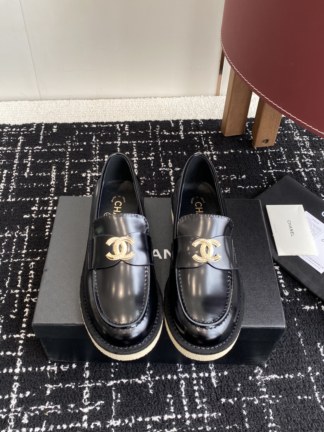 代购级
Chanel 25ss 小香 新款 双C款 乐福鞋春夏香家必备爆款

香奶奶新品乐福鞋 设计简约