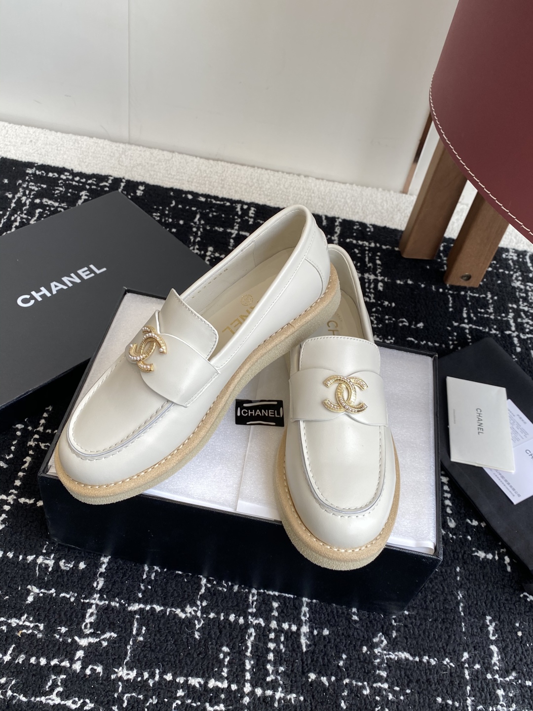 代购级
Chanel 25ss 小香 新款 双C款 乐福鞋春夏香家必备爆款

香奶奶新品乐福鞋 设计简约