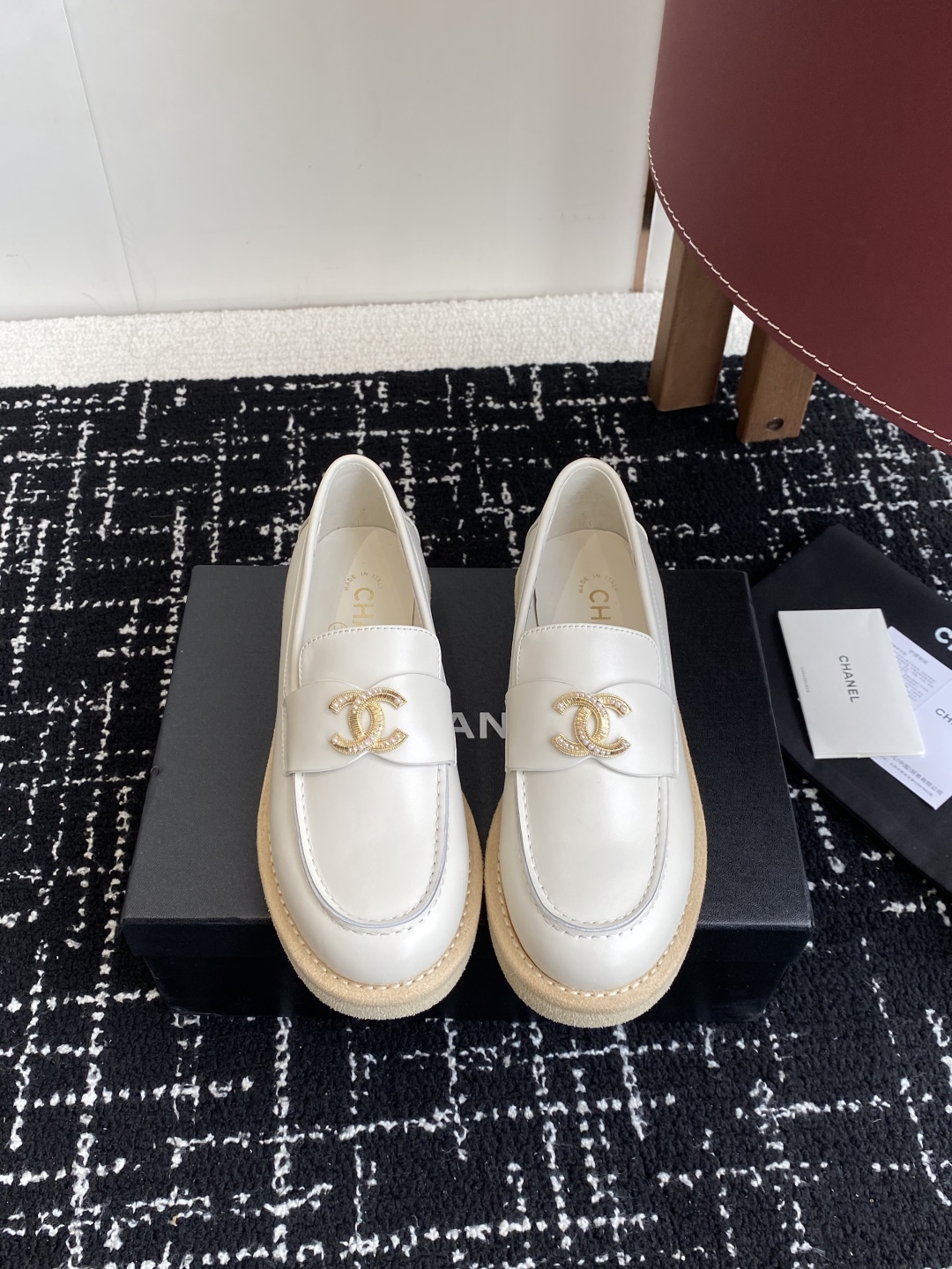代购级
Chanel 25ss 小香 新款 双C款 乐福鞋春夏香家必备爆款

香奶奶新品乐福鞋 设计简约