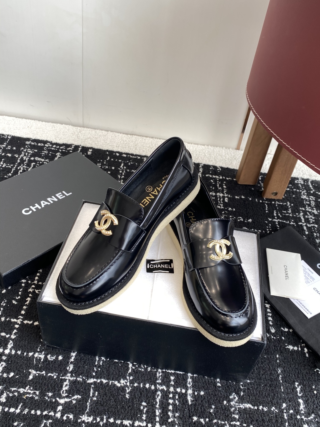代购级
Chanel 25ss 小香 新款 双C款 乐福鞋春夏香家必备爆款

香奶奶新品乐福鞋 设计简约