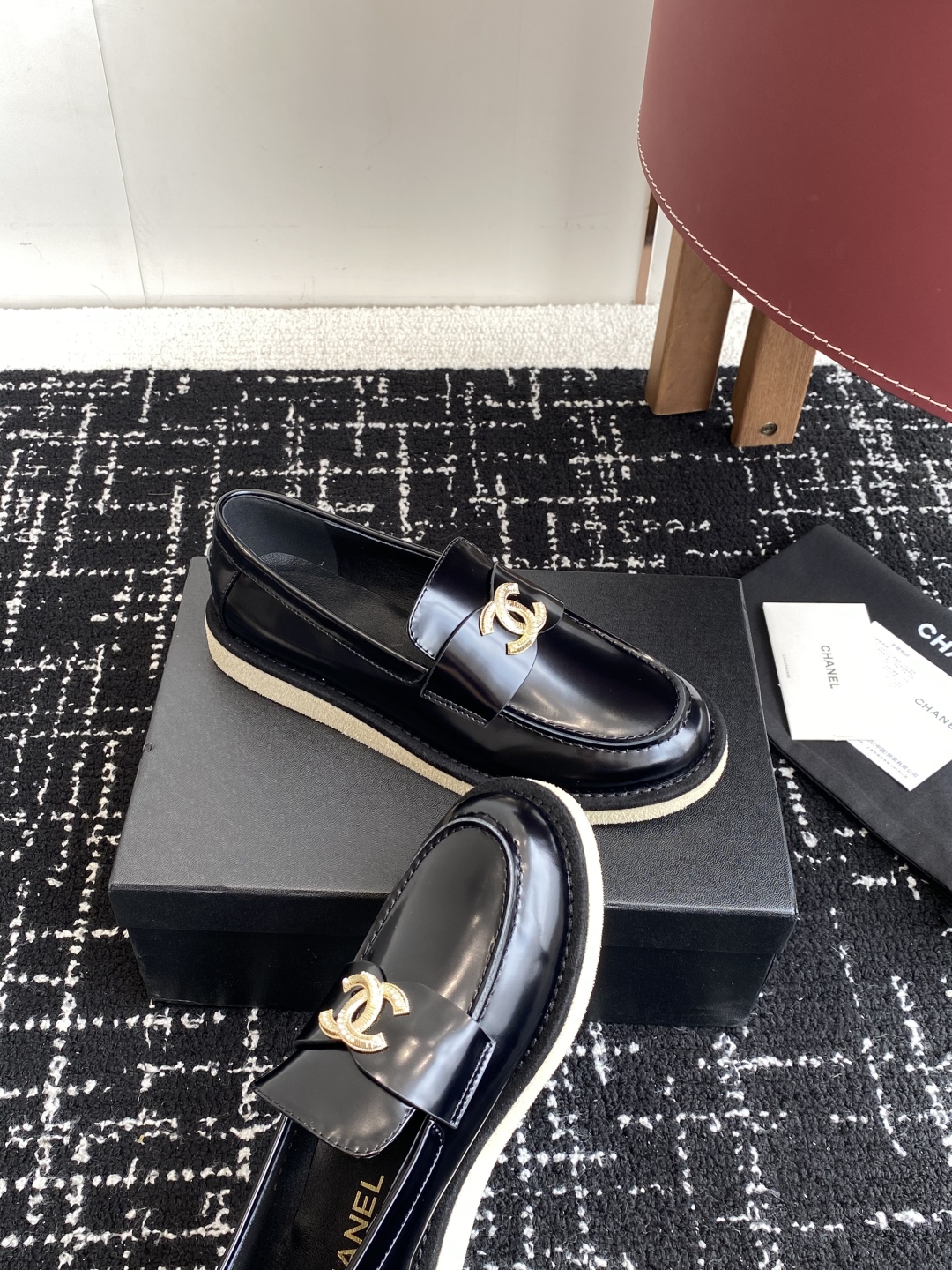 代购级
Chanel 25ss 小香 新款 双C款 乐福鞋春夏香家必备爆款

香奶奶新品乐福鞋 设计简约