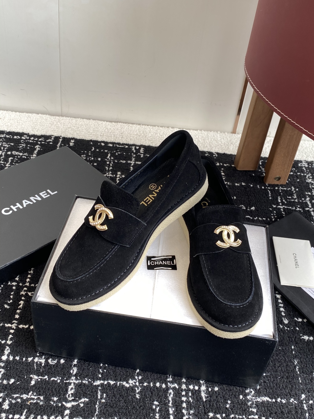 代购级
Chanel 25ss 小香 新款 双C款 乐福鞋春夏香家必备爆款

香奶奶新品乐福鞋 设计简约