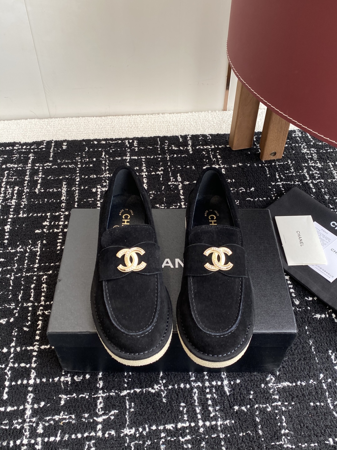 代购级
Chanel 25ss 小香 新款 双C款 乐福鞋春夏香家必备爆款

香奶奶新品乐福鞋 设计简约