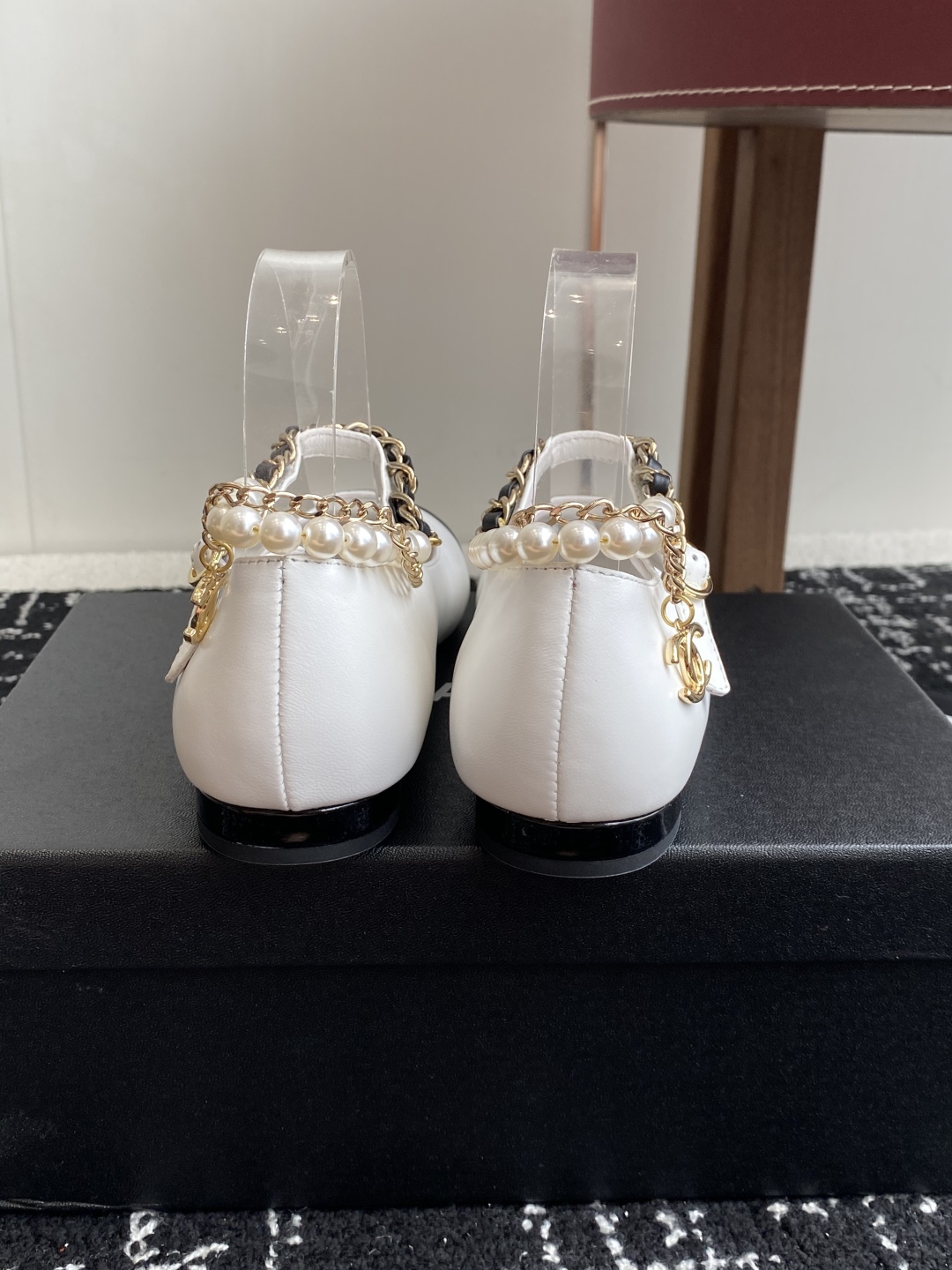代购级
Chanel 25ss 春夏系列 玛丽珍 芭蕾舞鞋

非常火的大双C设计手工车线非常耗时耗力
独