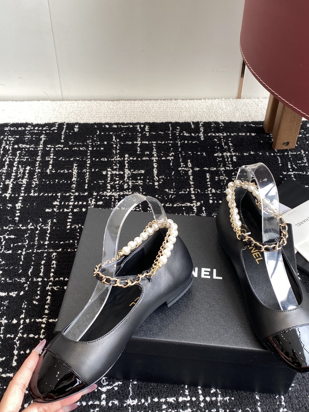 代购级
Chanel 25ss 春夏系列 玛丽珍 芭蕾舞鞋

非常火的大双C设计手工车线非常耗时耗力
独