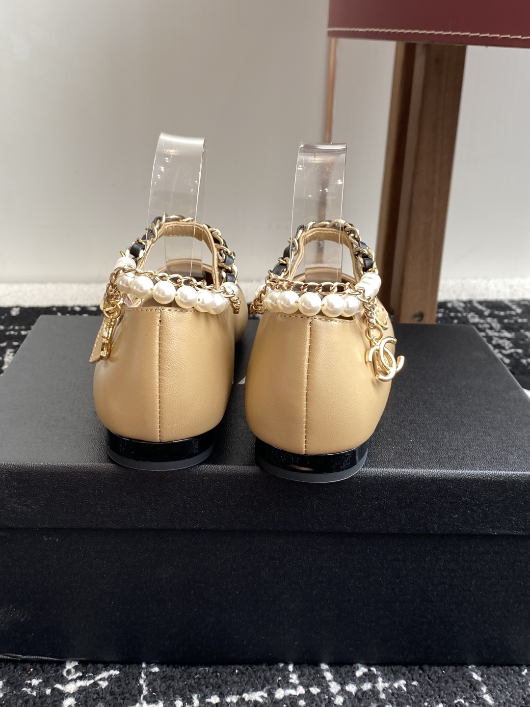 代购级
Chanel 25ss 春夏系列 玛丽珍 芭蕾舞鞋

非常火的大双C设计手工车线非常耗时耗力
独