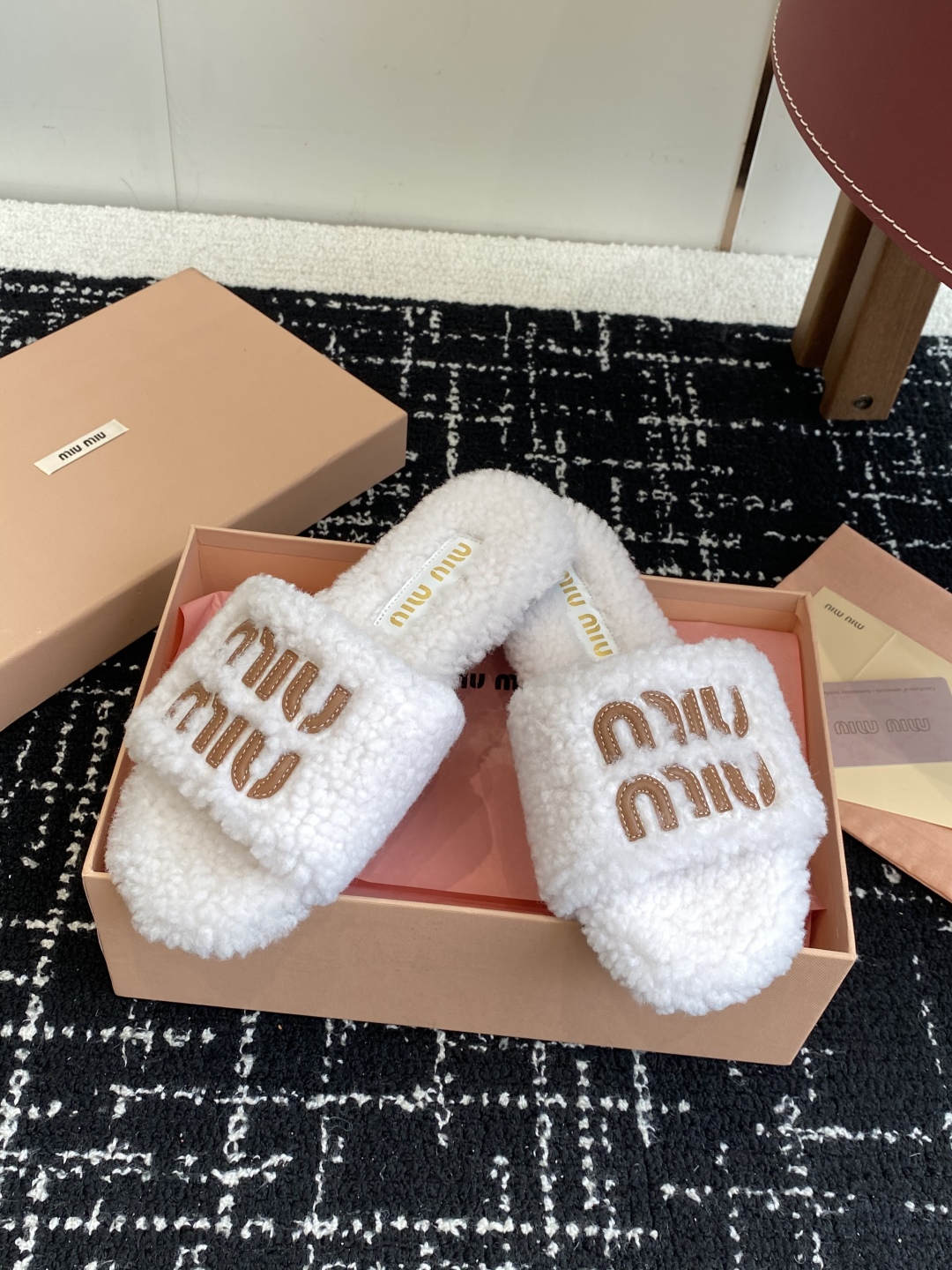 代购级
Miu Miu 25ss 秋冬新品毛拖～ 秋冬新宠 百搭时髦单品！

不管居家还是外穿都是品味的