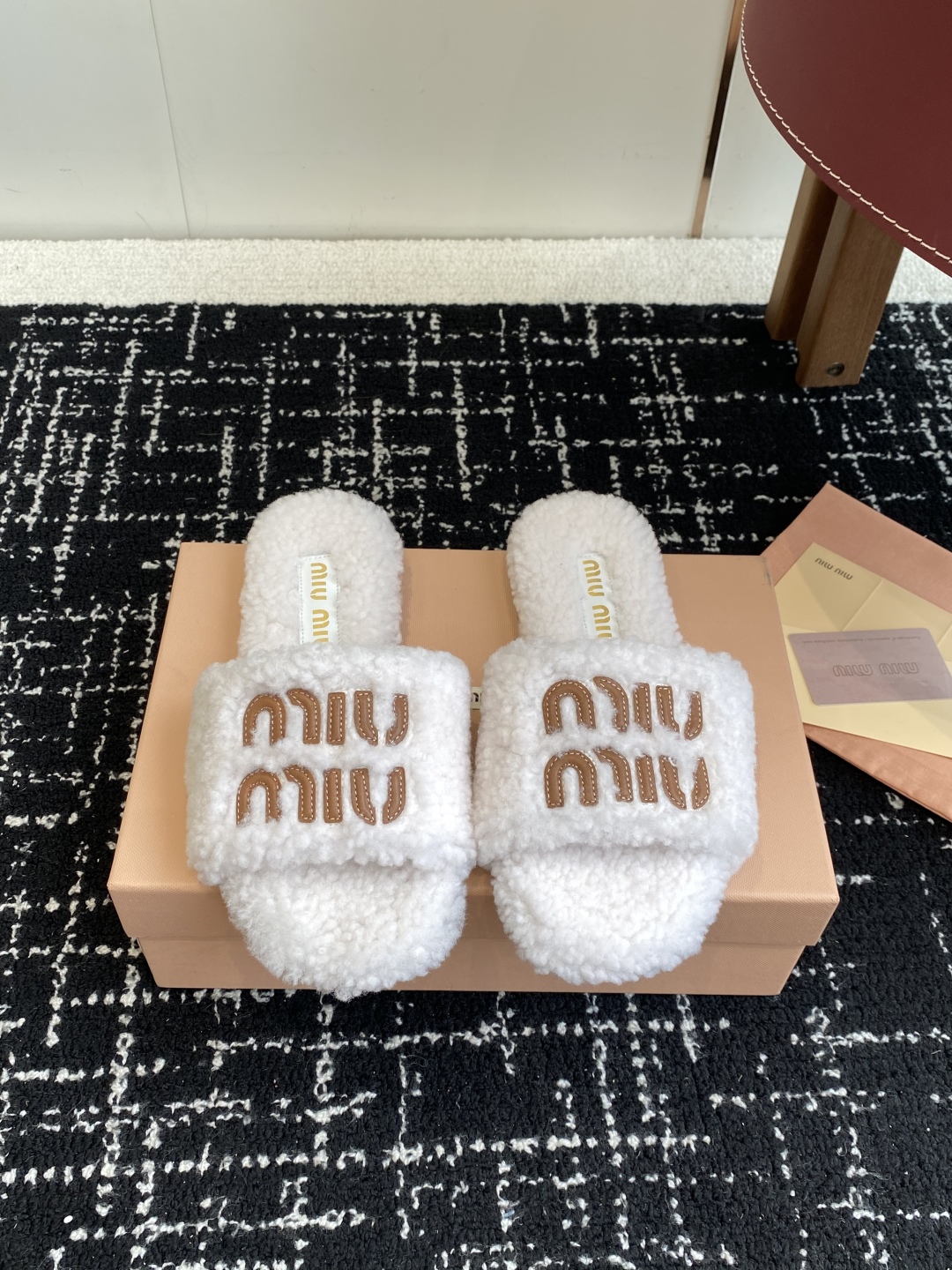 代购级
Miu Miu 25ss 秋冬新品毛拖～ 秋冬新宠 百搭时髦单品！

不管居家还是外穿都是品味的