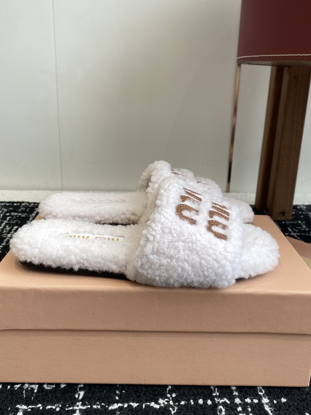 代购级
Miu Miu 25ss 秋冬新品毛拖～ 秋冬新宠 百搭时髦单品！

不管居家还是外穿都是品味的