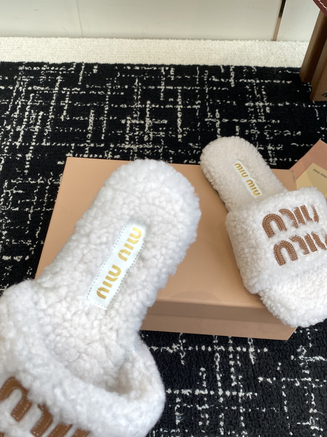 代购级
Miu Miu 25ss 秋冬新品毛拖～ 秋冬新宠 百搭时髦单品！

不管居家还是外穿都是品味的