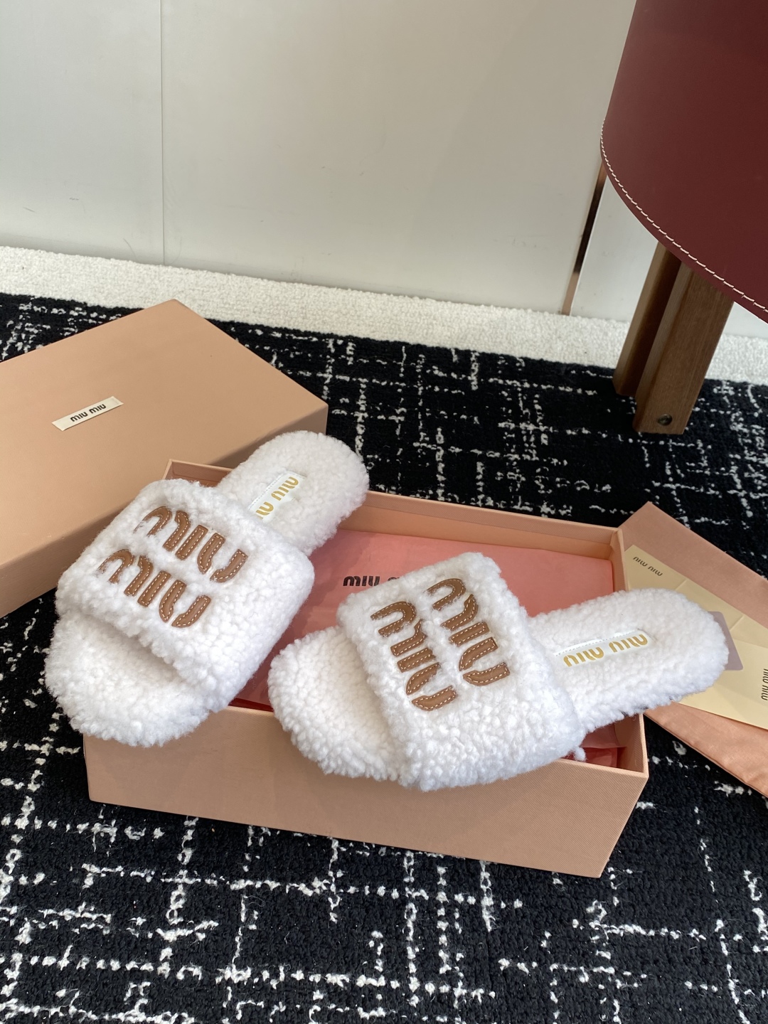 代购级
Miu Miu 25ss 秋冬新品毛拖～ 秋冬新宠 百搭时髦单品！

不管居家还是外穿都是品味的