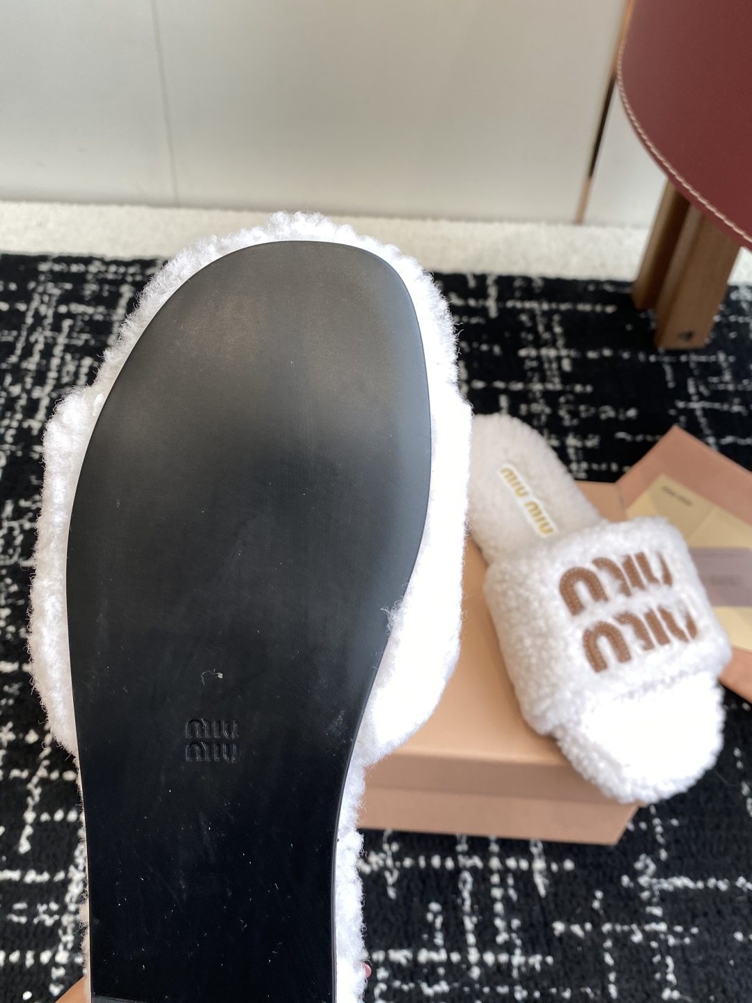 代购级
Miu Miu 25ss 秋冬新品毛拖～ 秋冬新宠 百搭时髦单品！

不管居家还是外穿都是品味的