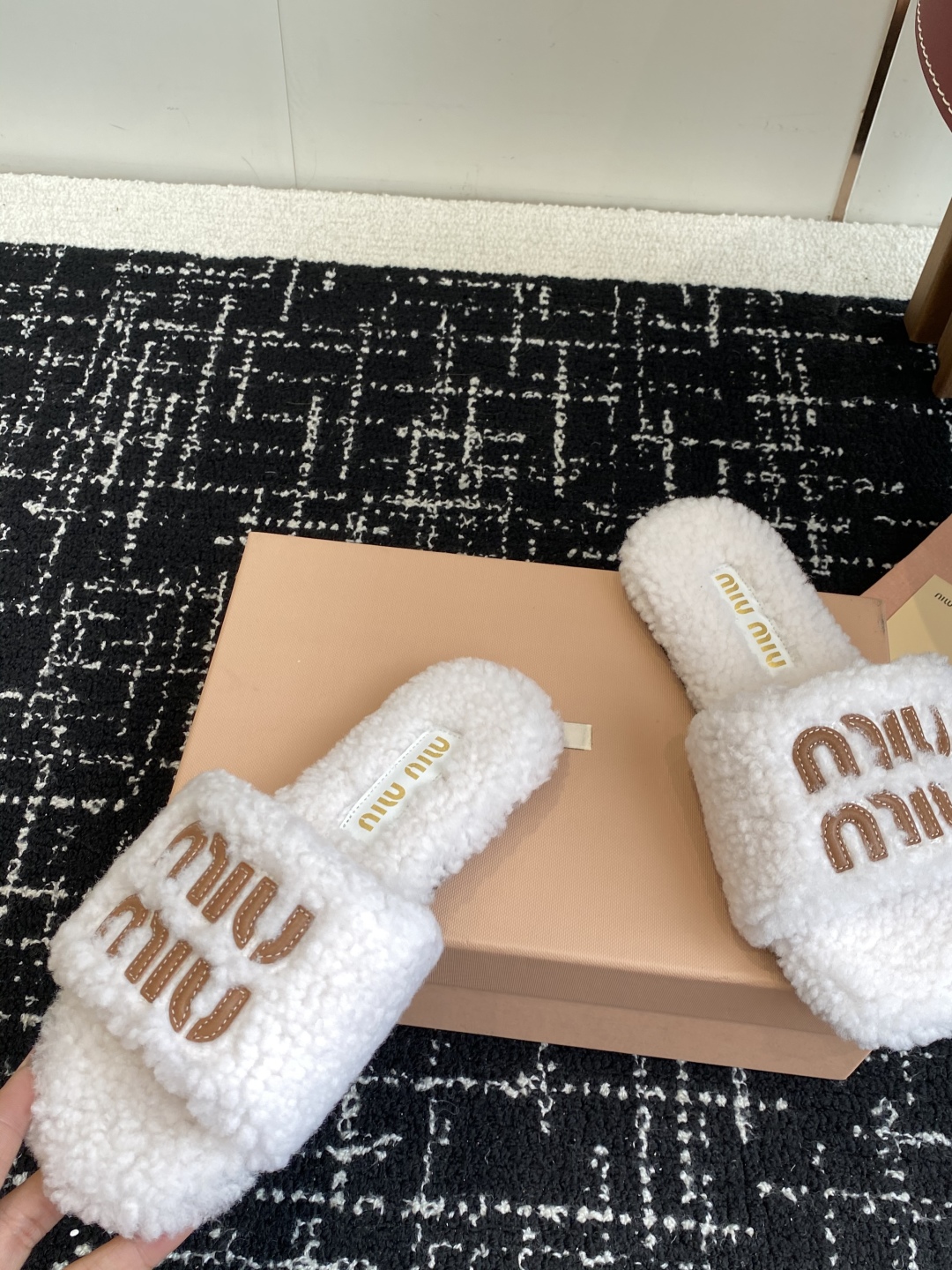 代购级
Miu Miu 25ss 秋冬新品毛拖～ 秋冬新宠 百搭时髦单品！

不管居家还是外穿都是品味的