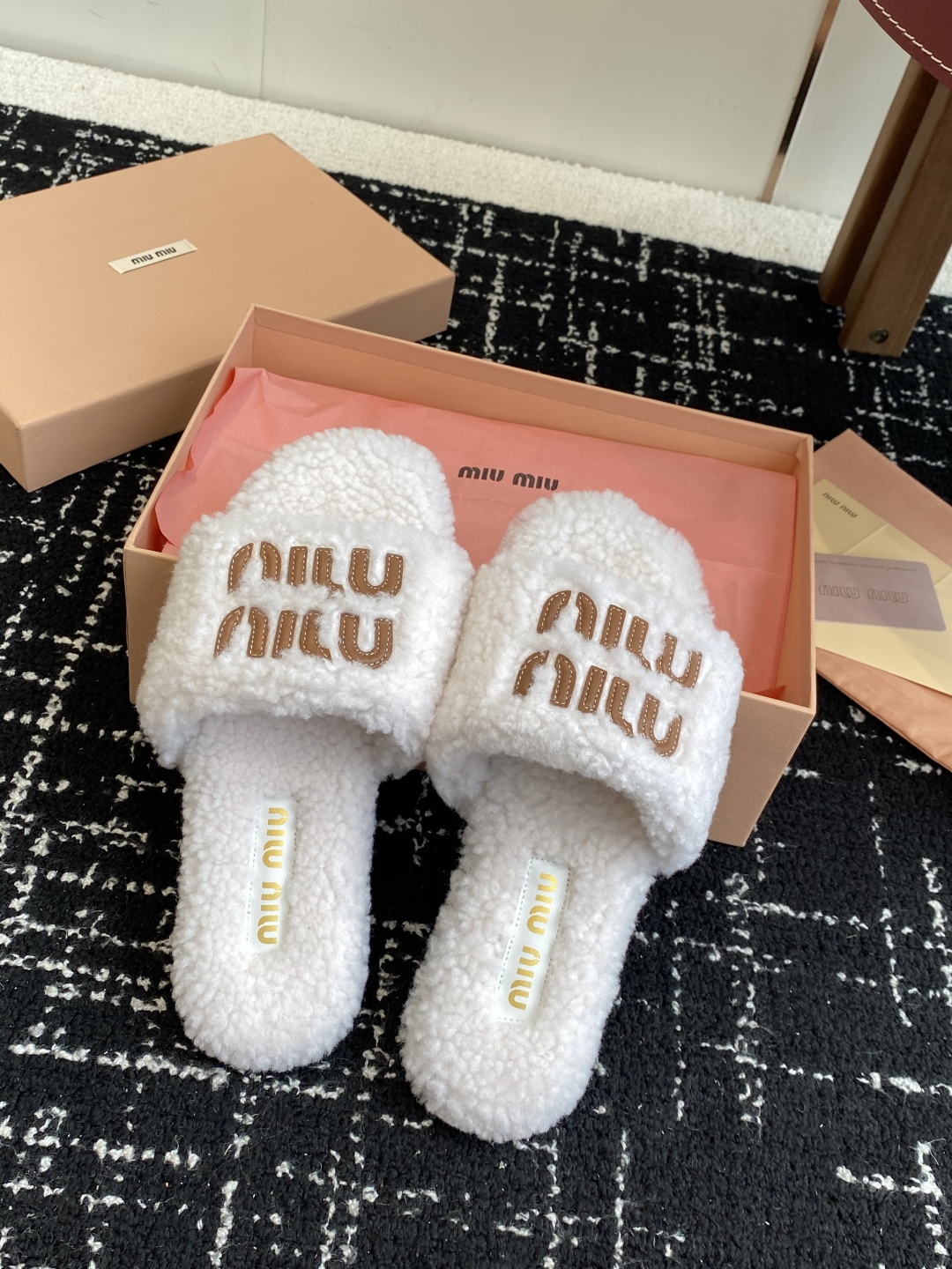 代购级
Miu Miu 25ss 秋冬新品毛拖～ 秋冬新宠 百搭时髦单品！

不管居家还是外穿都是品味的