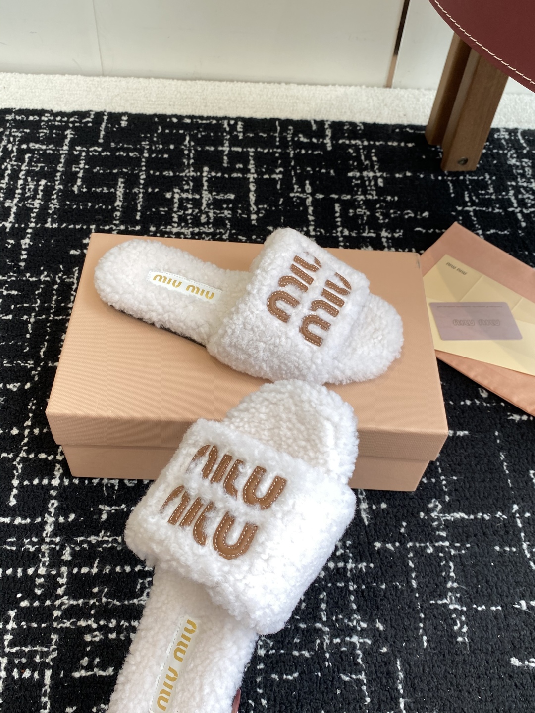 代购级
Miu Miu 25ss 秋冬新品毛拖～ 秋冬新宠 百搭时髦单品！

不管居家还是外穿都是品味的