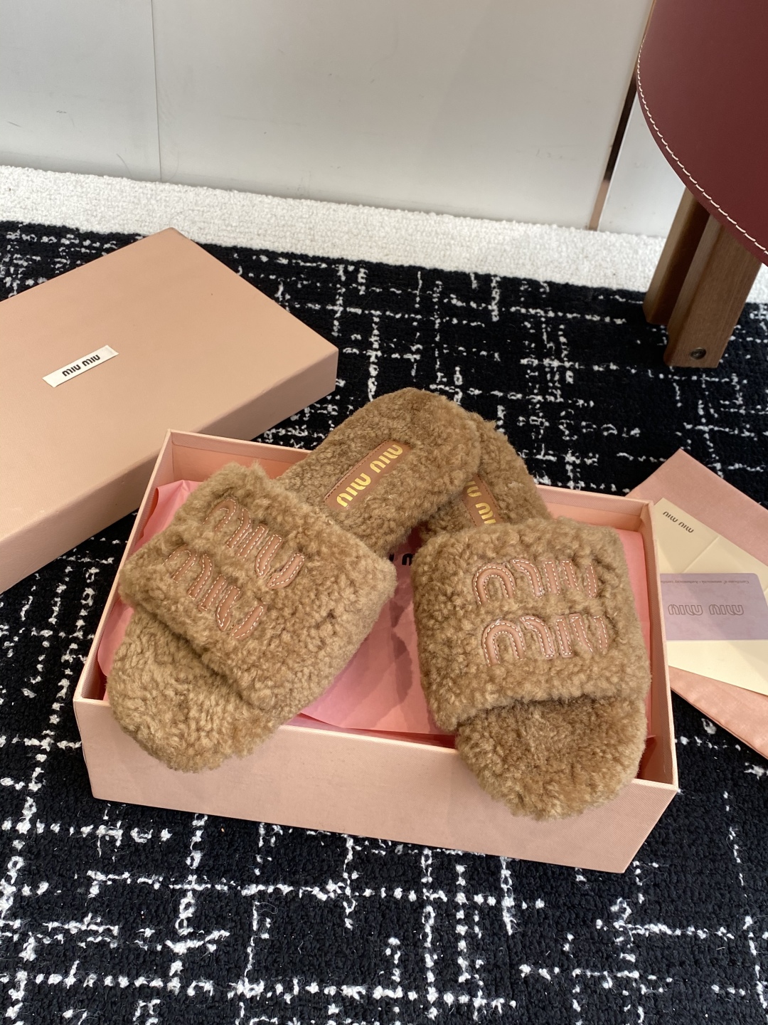 代购级
Miu Miu 25ss 秋冬新品毛拖～ 秋冬新宠 百搭时髦单品！

不管居家还是外穿都是品味的