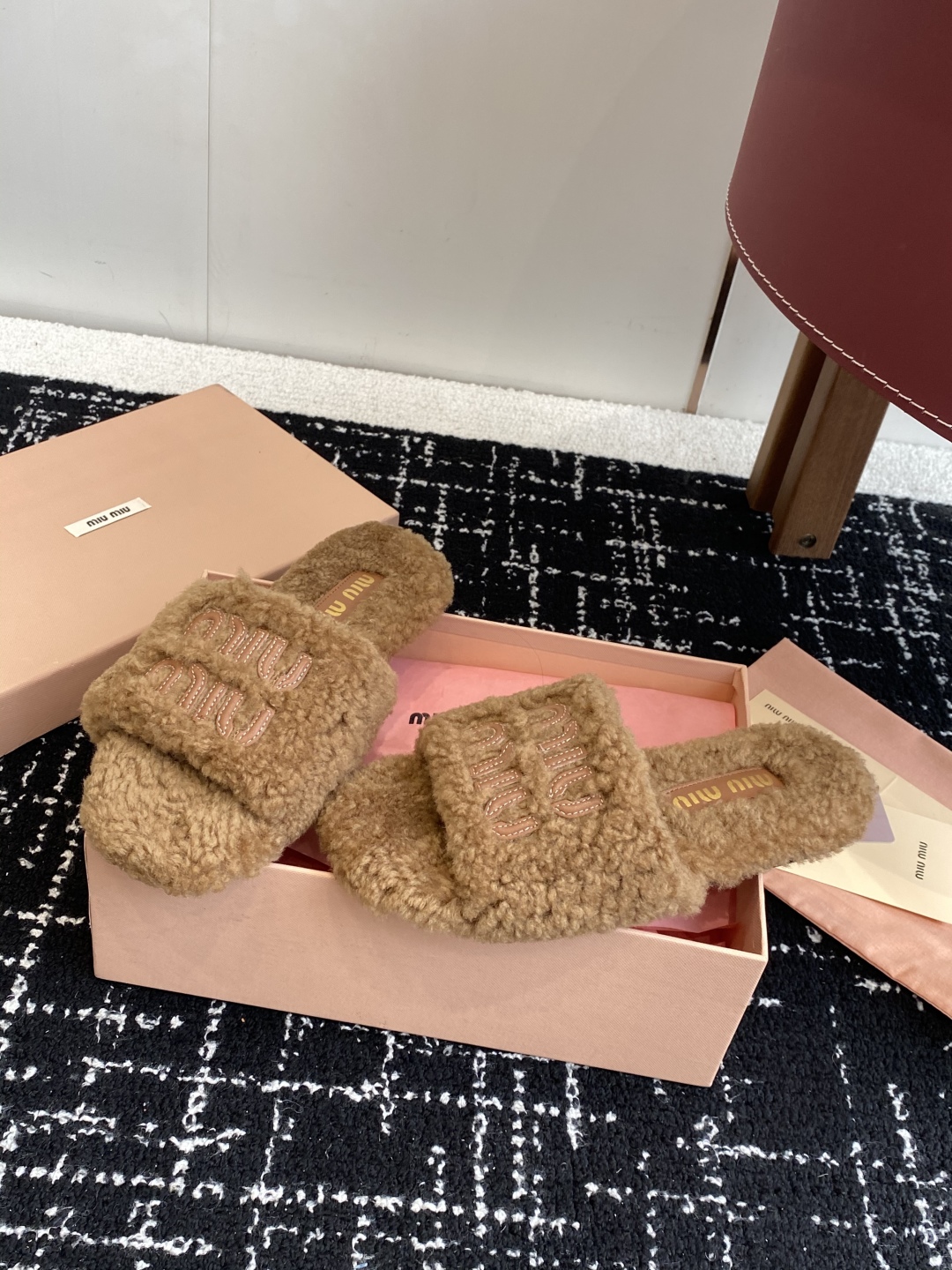 代购级
Miu Miu 25ss 秋冬新品毛拖～ 秋冬新宠 百搭时髦单品！

不管居家还是外穿都是品味的
