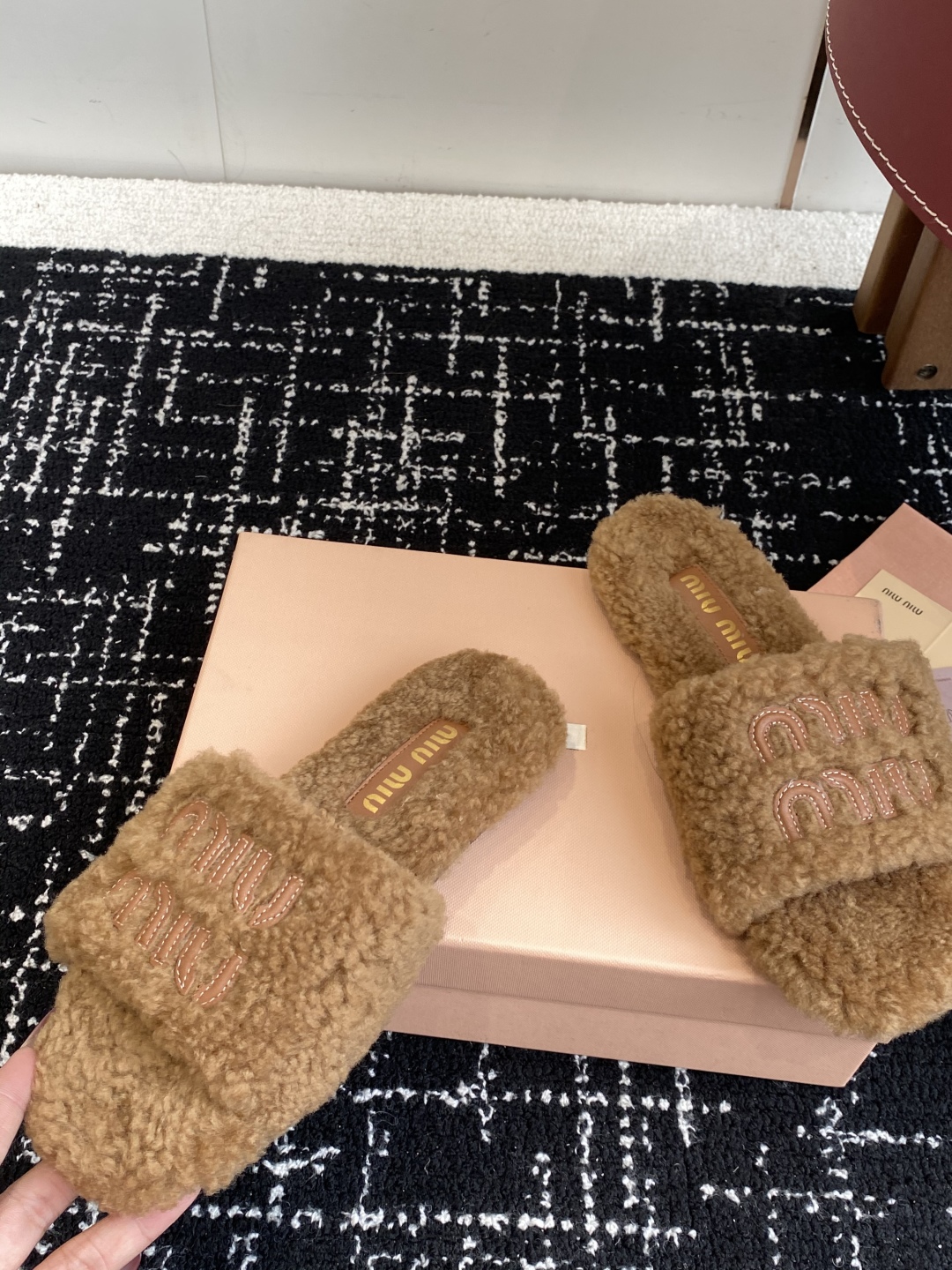 代购级
Miu Miu 25ss 秋冬新品毛拖～ 秋冬新宠 百搭时髦单品！

不管居家还是外穿都是品味的