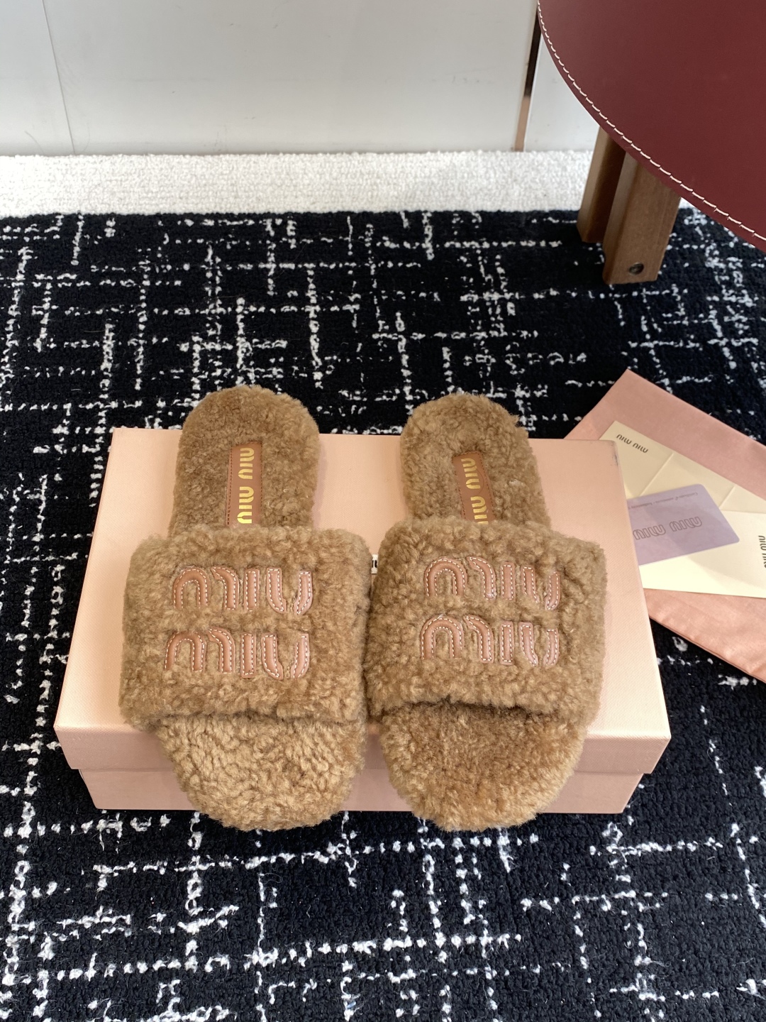 代购级
Miu Miu 25ss 秋冬新品毛拖～ 秋冬新宠 百搭时髦单品！

不管居家还是外穿都是品味的