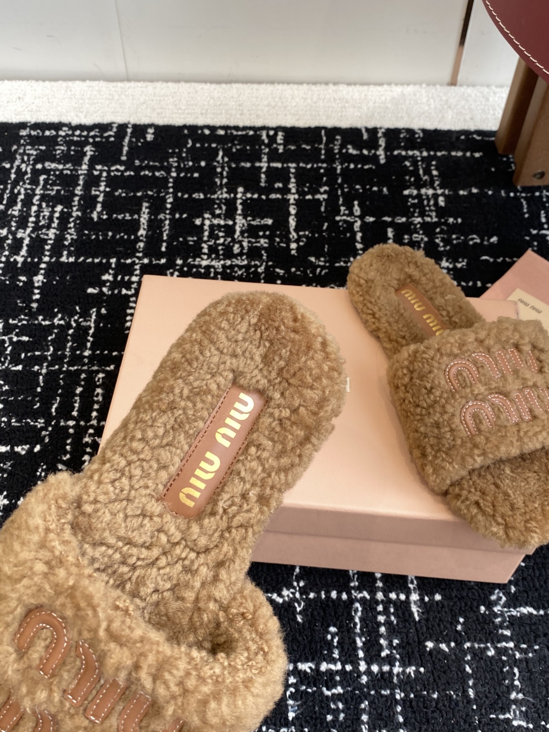 代购级
Miu Miu 25ss 秋冬新品毛拖～ 秋冬新宠 百搭时髦单品！

不管居家还是外穿都是品味的