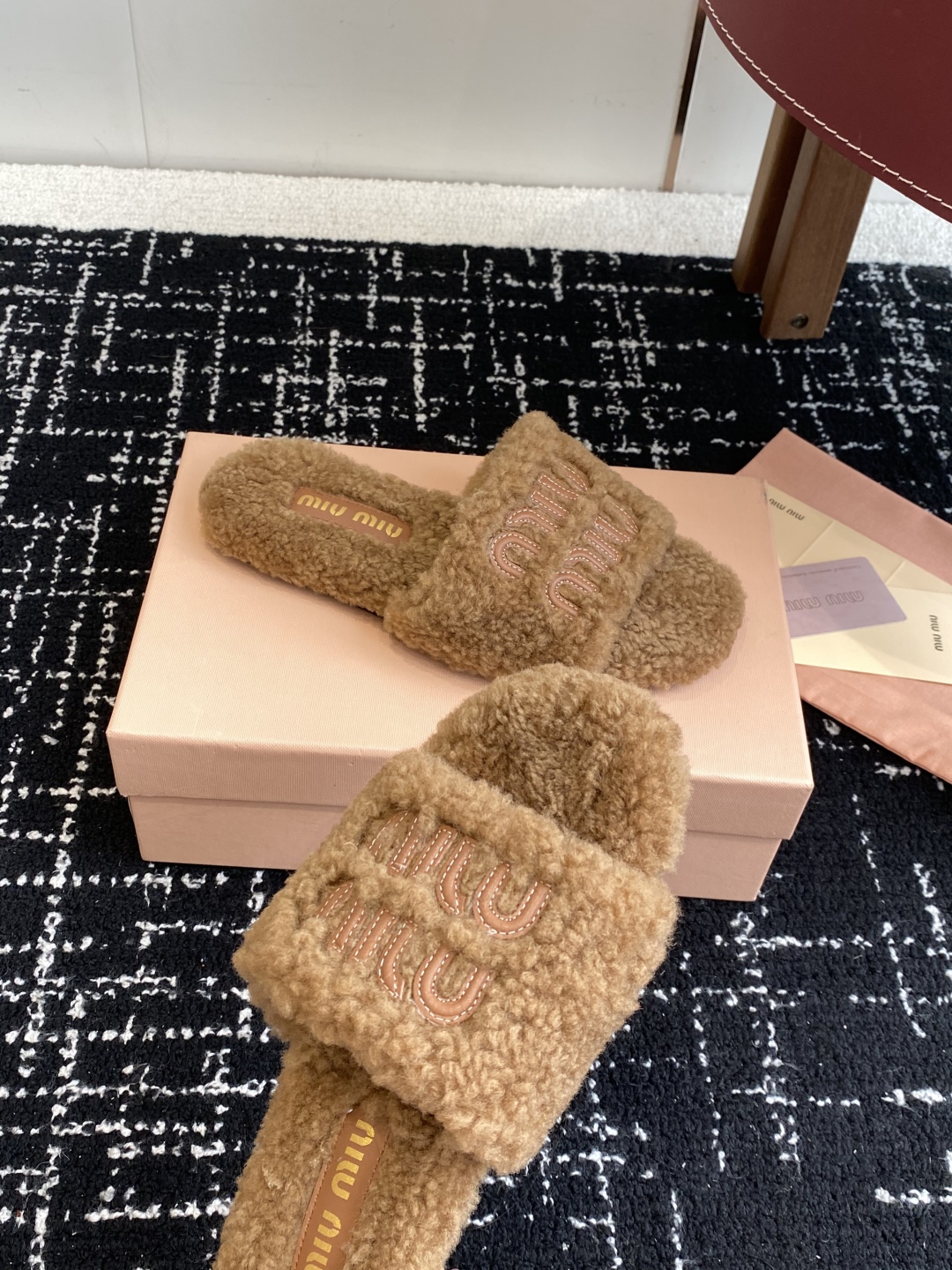 代购级
Miu Miu 25ss 秋冬新品毛拖～ 秋冬新宠 百搭时髦单品！

不管居家还是外穿都是品味的