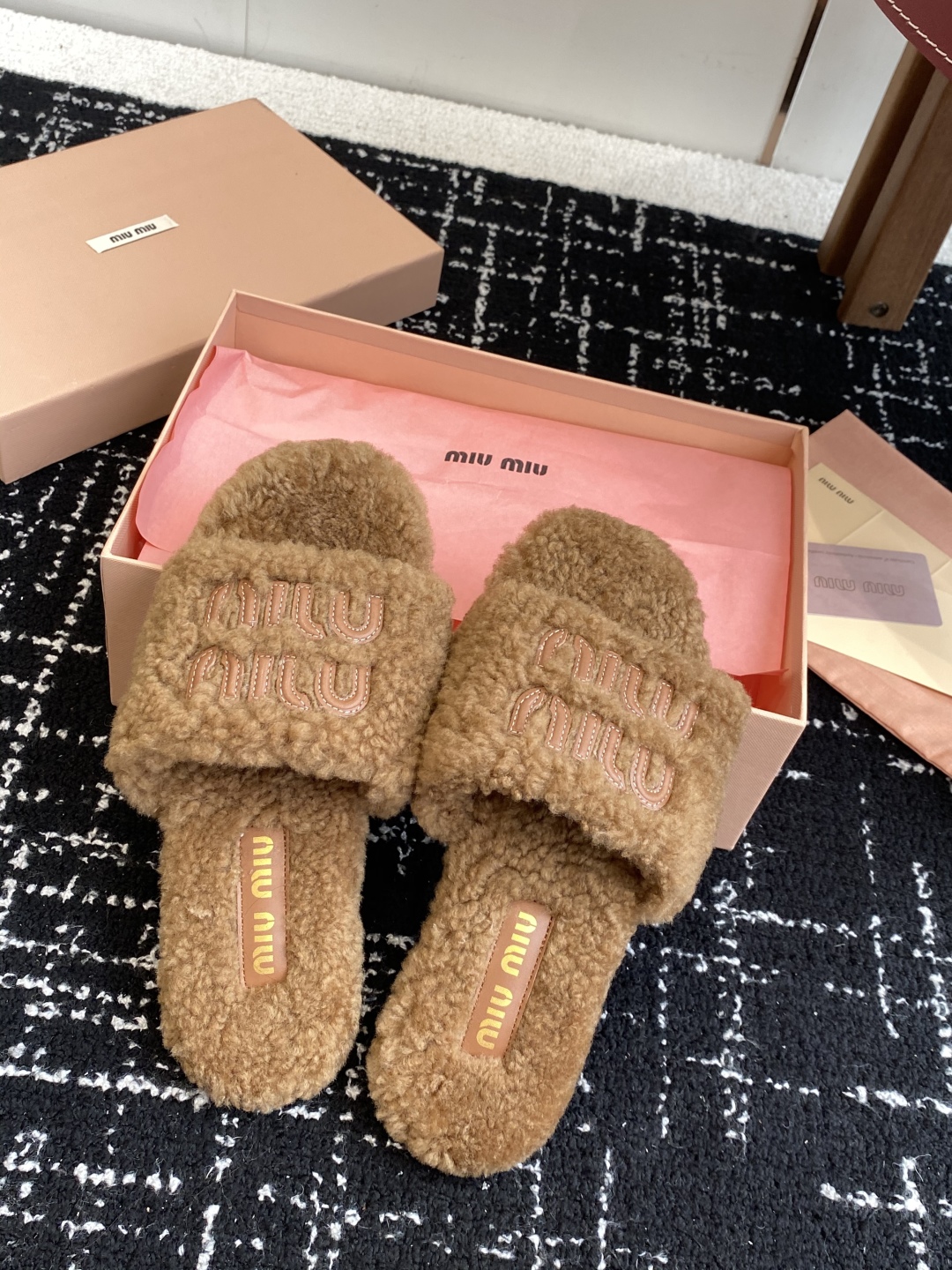 代购级
Miu Miu 25ss 秋冬新品毛拖～ 秋冬新宠 百搭时髦单品！

不管居家还是外穿都是品味的